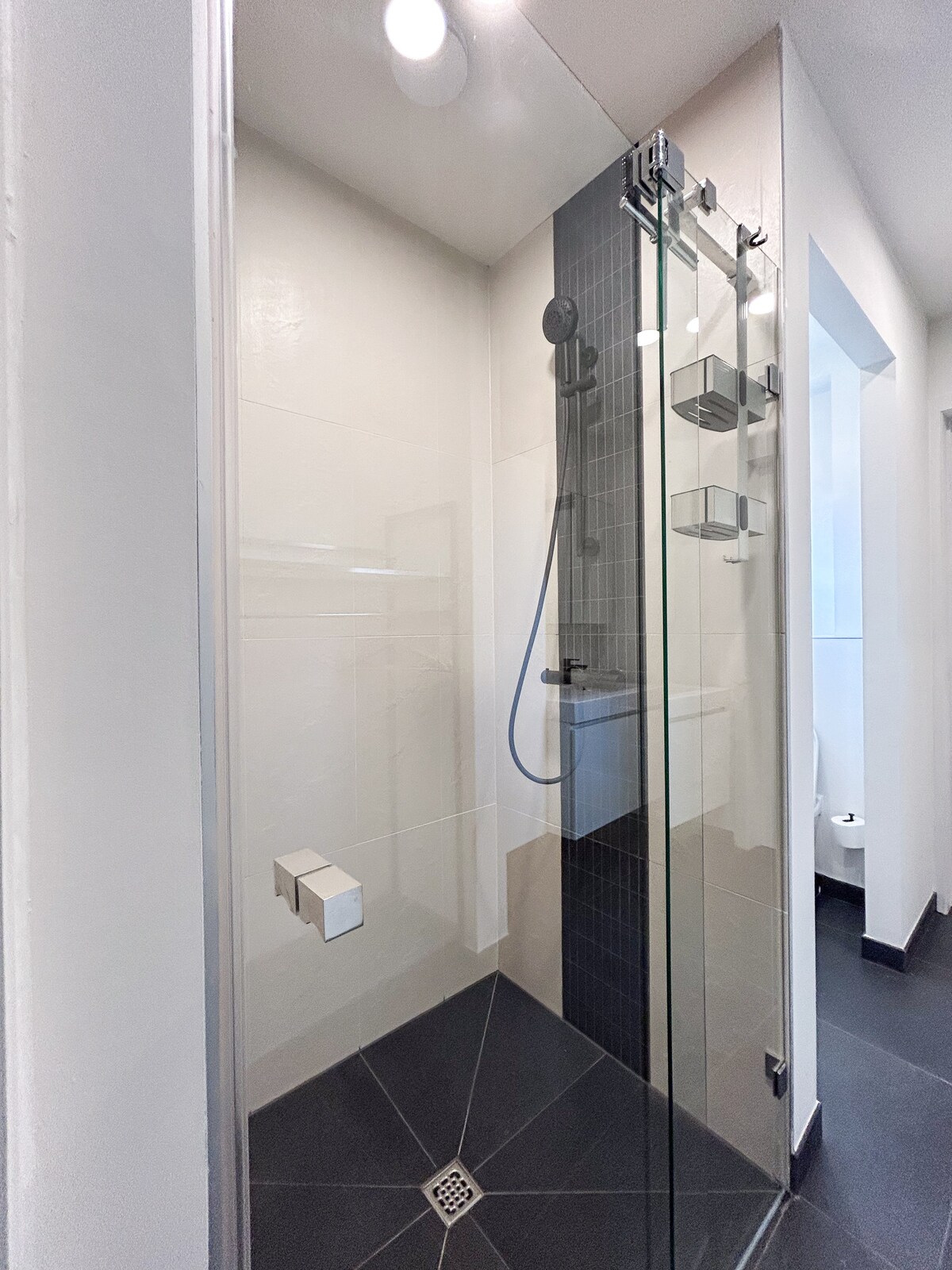 Lichte badkamer at The Jacob House