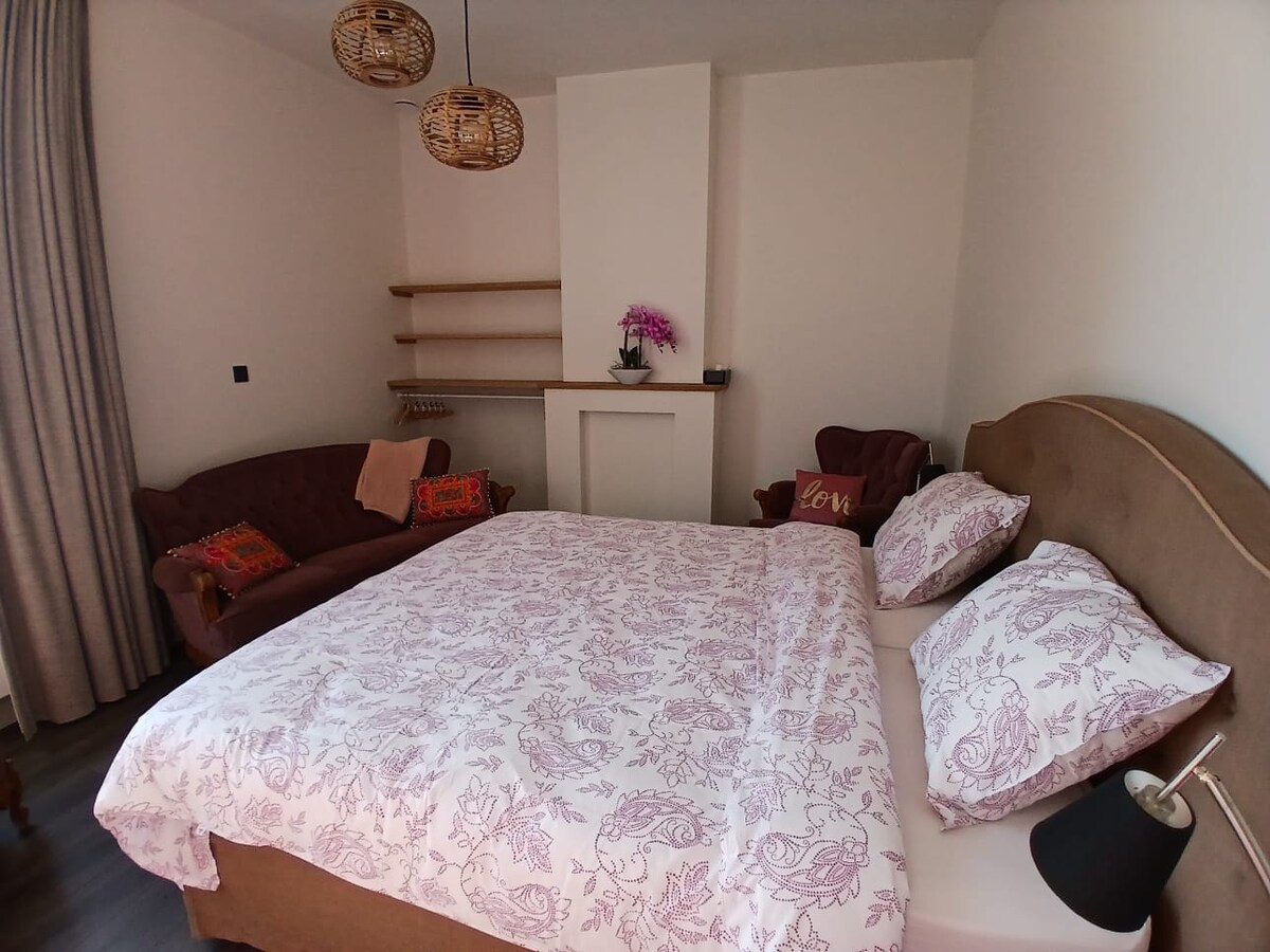 Slaapkamer met zacht licht at The Jacob House