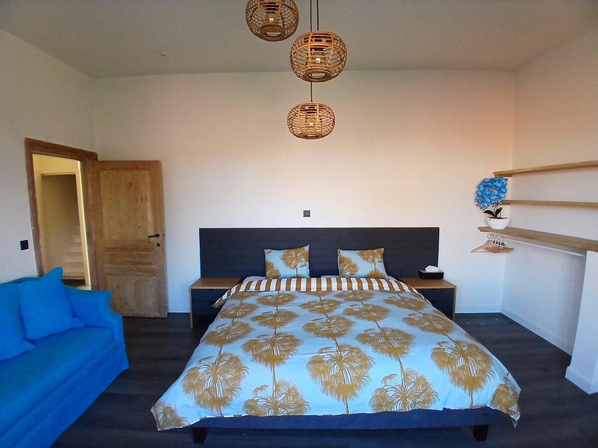 Kamer met rustige materialen at The Jacob House