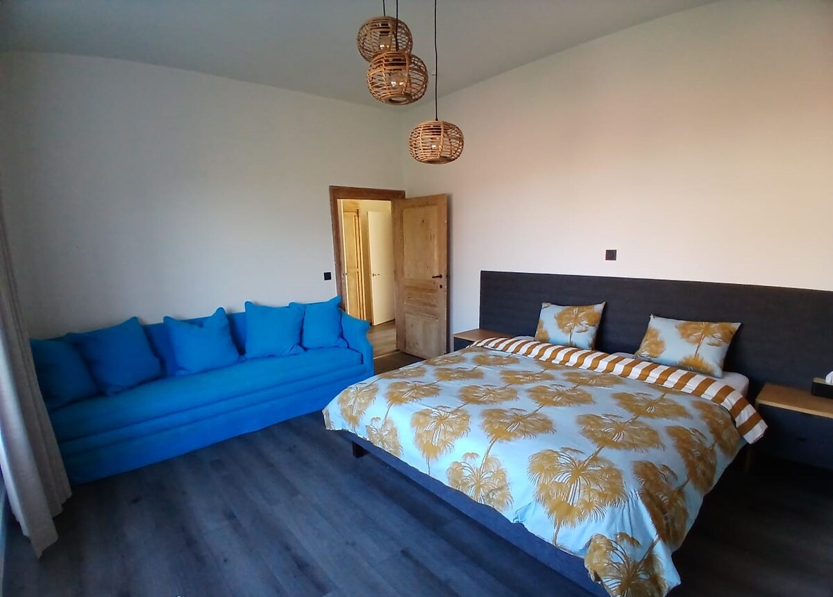 Slaapkamer met zicht op het dorp at The Jacob House