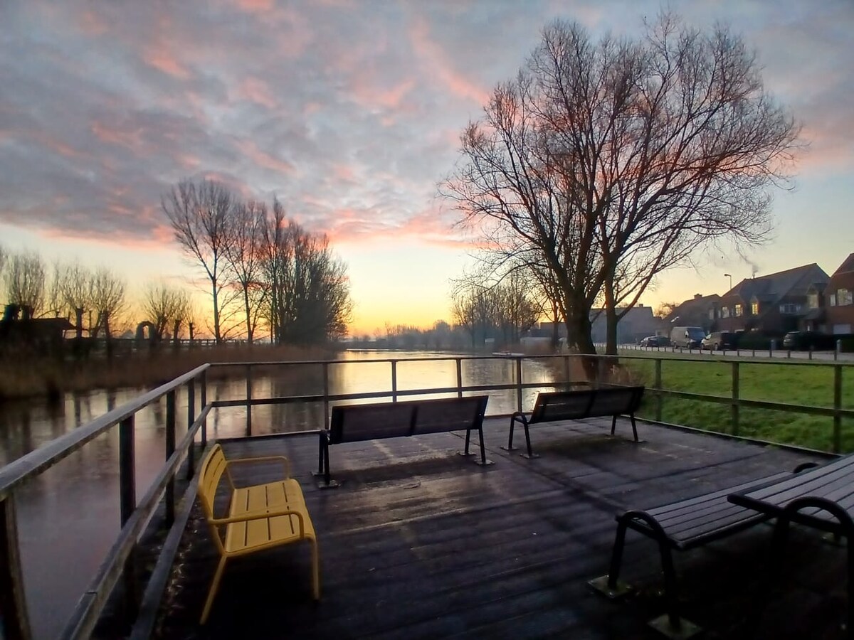 Terras in zacht avondlicht at The Jacob House