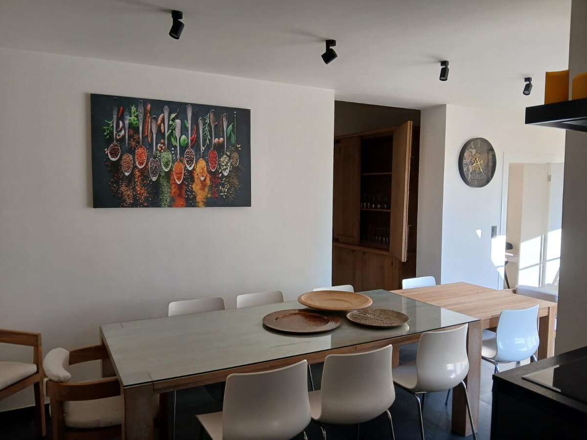 Lange tafel voor samen eten at The Jacob House